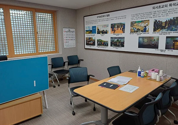 방문자센터 내부_벽에 걸린 사진과 설명자료, 의자와 책상