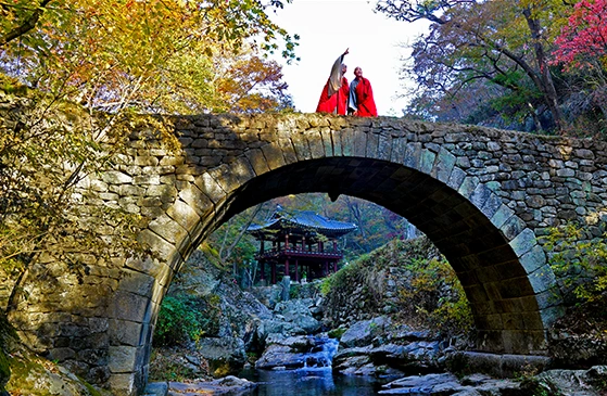 선암사 승선교 위에 스님 두명이 하늘을 가르키고 있는 모습