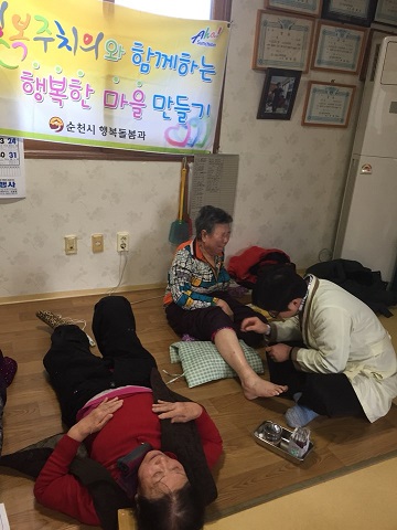 시민 누구나 누릴 수 있는 행복 체감도 향상을 위해 찾아가는 우리동네 행복주치의·건강천사팀을 1월 4일부터 연중 운영한다. 행복주치의·건강천사팀은 재능기부 한의원 인근 경로당 어르신을 대상으로 덕연동 신기경로당, 풍덕동 하풍경로당, 저전동 새마을경로당, 왕조1동 운동경로당, 두지경로당, 장미@경로당, 주공5차경로당에서 월 2회 한방진료, 주1회 건강체크, 대사증후군 관리 등 건강증진을 통한 시민 행복지수 상승이 기대된다. ※ 문의 : 순천시 행복돌봄과(061-749-6890)  