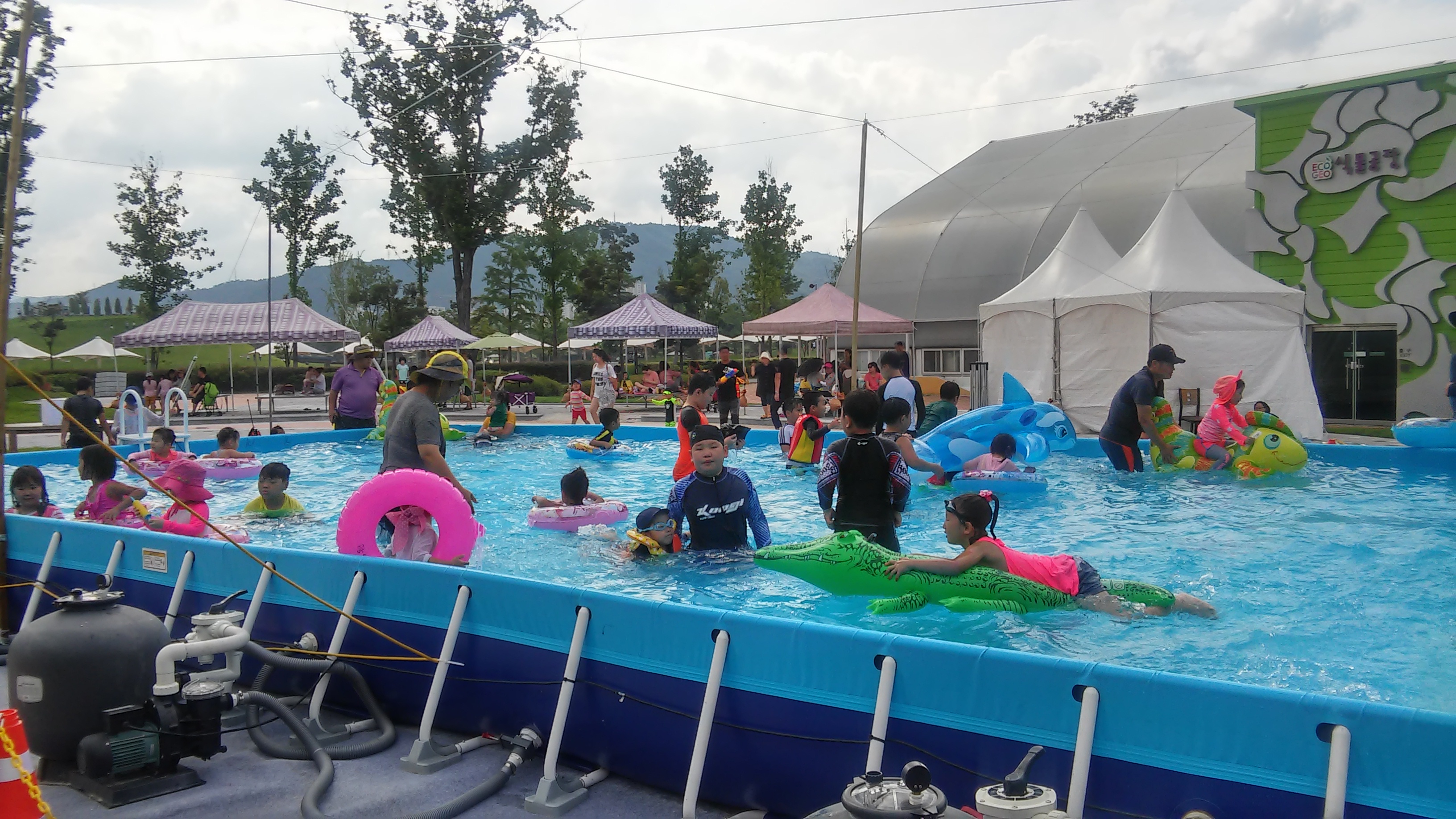 무더운 여름철을 맞아 순천만정원을 방문하는 관람객들을 위해 어린이부터 가족까지 모두가 함께 즐길 수 있는 다채로운 물놀이 체험을 7월 16일부터 운영하고 있다.    미니풀장은 8월 28일까지 실내정원 옆에서 운영하는데 유아용, 어린이용 풀장 2기와 워터샤워를 조성하고 미꾸라지 잡기, 물풍선 터뜨리기 등 어린이들에게 큰 인기를 끌 수 있는 다양한 프로그램이 운영된다. 특히 꿈틀정원에는 워터터널, 워터드롭, 티핑버킷 등 다채로운 물놀이 시설이 조성되어 있을 뿐만아니라 야외 탁자, 그늘막 등 부대시설도 비치되어 가족단위 관람객의 편안한 휴식처로 큰 각광을받을 전망이다. 자세한 문의사항은 순천시 국가정원운영과(061-749-2733)로 전화 문의 또는 순천만국가정원 홈페이지(www.scgardens.or.kr)를 참고하면 된다.        