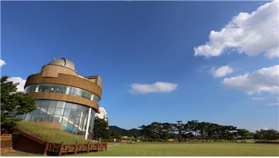 순천만천문대는 낮(09:00~18:00)에는 철새와 태양관측, 밤(일몰후~22:00)에는 천체관측 프로그램을 운영하고 있으며 방학을 맞아 가족 또는 친구들과 함께 밤하늘의 신비로움을 체험할 수 있는 “꼴딱 새워 내 별 찾기” 특별 프로그램 운영하고 있다.자세한 사항은 순천만습지 홈페이지(http://www.suncheonbay.go.kr), 순천만보전과(061-749-6052)로 문의하면 된다. ○ 일시 : 7~8월, 1~2월 (여름, 겨울방학) 2,4번째 토요일 22:00 ~ 일요일 06:00 ○ 장소 : 순천만천문대  ○ 대상 : 15명(17세 이상 개인 및 가족단체) ○ 내용 : 야간천체관측, 기본천문학 논의, 천체사진촬영법,   천체관측 기본 교육,대화의 시간, 교구제작 등 ○ 체험비 : 10,000원 + 교구비 ○ 접  수 : 순천만습지 홈페이지(www.suncheonbay.go.kr), 전화(061-749-6052) 유선 접수