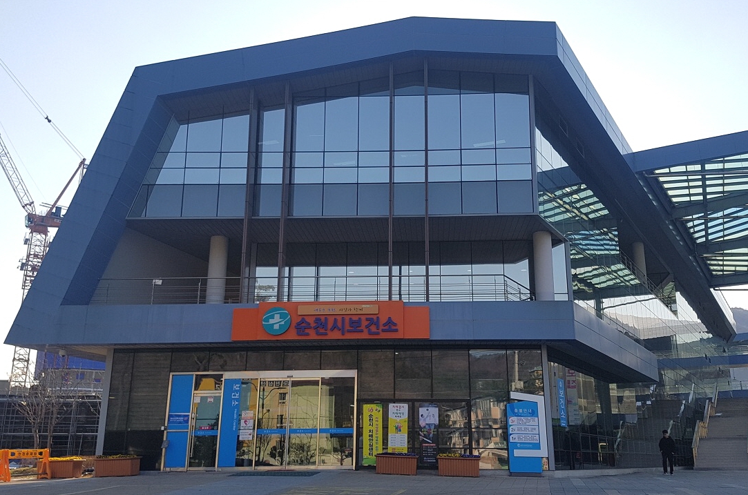  순천시 여름철 건강․안전 보호 총력, 전 세대 맞춤형 돌봄체계 가동- 폭염·호우·감염병 등 복합 건강위협 대응 -- “가정마다 직접 찾아갑니다”, 맞춤형 건강 돌봄 -- 농촌지역 어르신도 안전하게, 무더위쉼터 및 순회진료 운영 -- 수인성·식중독 감염병 사전 차단, 집중 방역 실시 -- 식중독 예방 및 친절문화 확산, 안전한 외식환경 조성 -- 아동·청소년 위한 건강한 방학 프로그램 운영 - 순천시(시장 노관규)는 여름철 폭염과 집중호우, 계절성 감염병 등 복합적인 건강위험 요소가 증가함에 따라 전 세대를 대상으로 하는 건강안전 대응체계를 본격적으로 운영하고 있다고 밝혔다. 시는 건강 취약계층 보호는 물론, 감염병 예방과 식품위생 관리, 아동·청소년 건강 지원 등 전방위적인 보건대응 체계를 강화해 시민 건강 보호에 총력을 기울이고 있다. ▶“가정마다 직접 찾아갑니다”, 맞춤형 건강 돌봄순천시는 독거노인, 재가암환자 등 건강 취약계층 약 5,600가구를 대상으로 전담 간호사를 배치해 가정방문 건강관리 서비스를 제공하고 있다. 이를 통해 폭염에 따른 이상 증세 확인과 건강상담, 안부 전화등을 실시하며, 일상에서 체감할 수 있는 돌봄을 실현 중이다. 아울러 치매안심센터는 치매 어르신 400가구에 영양식과 냉감이불로 구성된 건강꾸러미를 전달하고 있으며, 일부 열악한 가정은 자원봉사센터와 연계한 민관 협력체계를 통해 추가 지원도 함께 진행하고 있다. ▶농촌지역 어르신도 안전하게, 무더위쉼터 및 순회진료 운영의료 접근성이 낮은 농촌지역의 폭염 취약계층을 위한 생활밀착형 보호체계도 강화됐다. 시는 관내 보건지소 9개소와 보건진료소 22개소를 중심으로 무더위쉼터를 운영, 고령층이 안전하게 더위를 피할 수 있도록 지원하고 있다. 동시에 보건지소 및 진료소에서는 경로당 순회 의료서비스를 통해 고령자의 건강 상태를 점검하고 폭염 대응 요령을 안내하고 있다. 특히 일부 진료소에서는 ‘우리동네 건강충전소’ 프로그램을 통해 만성질환 관리와 여름철 건강교육을 통합 제공, 주민 건강관리 역량을 강화하고 있다. ▶수인성·식중독 감염병 사전 차단, 집중 방역 실시계절성 감염병 확산 방지를 위해 시는 침수 지역과 위생 취약지역을 중심으로 집중 방역을 강화하고, 어패류 취급업소와 다중이용시설에 대한 환경수계 검사를 통해 감염병 유입을 사전에 차단하고 있다. 또한 집단생활시설에서 위장관 증상이2인 이상 발생할 경우 즉시 신고체계를 안내하고 있으며, 시민들에게는 손 씻기, 안전한 물과 음식 섭취 등 기초 위생수칙 준수를 마을방송, SNS 등을 통해 지속 홍보하고 있다. ▶식중독 예방 및 친절문화 확산, 안전한 외식환경 조성식중독 사고 예방과 친절 서비스 확산을 위한 식품위생 종합대책도 시행 중이다. 시는 관내 지역아동센터 및 청소년시설 113개소를 대상으로 직접 방문 교육을 통해 위생습관 형성 및 식생활 지도를 진행하고 있으며, 식중독 고위험 업소 150곳에 대한 집중 점검과 함께 예방 진단 컨설팅도 병행해 업소의 자발적인 위생 수준 향상을 유도하고 있다. 또한 관내 5,700여 개 식품접객업소에 친절 응대 요청 공문을 발송하고, 관광지 인근 음식점 275개소에는 바가지요금 근절 및 친절 캠페인을 실시해 관광객 만족도 제고와 지역 이미지 향상에 힘쓰고 있다. 시는 앞으로도 SNS, 홈페이지 등을 활용한 위생 홍보 및 식중독 예방 특별점검을 지속 추진할 방침이다. ▶아동·청소년 위한 건강한 방학 프로그램 운영미래세대를 위한 여름철 건강관리 프로그램도 마련됐다. 신대건강생활지원센터에서는 여름방학 기간 동안 아동·청소년을 대상으로‘꿈나무 건강키움 성장지원 프로그램’을 운영 중이며, ▲성장검사 ▲생활습관 교육 ▲건강상담 ▲필수 예방접종 확인 등을 통해 건강한 성장 환경을 지원하고 있다. 이와 함께 마을교육공동체와 연계한 ‘아동돌봄 놀이교실’을 운영해 방학 중 돌봄 공백을 해소하고, 맞벌이 가정의 육아 부담 경감에 기여하고 있다. 시 관계자는 “여름철은 다양한 건강위협이 동시에 발생하는 시기인 만큼, 현장에서 실질적으로 작동하는 건강안전 대응체계를 구축하는 데 주력하고 있다”며, “앞으로도 선제적이고 촘촘한 대응을 통해 시민 모두가 건강하고 안전한 여름을 보낼 수 있도록 최선을 다하겠다”고 밝혔다.