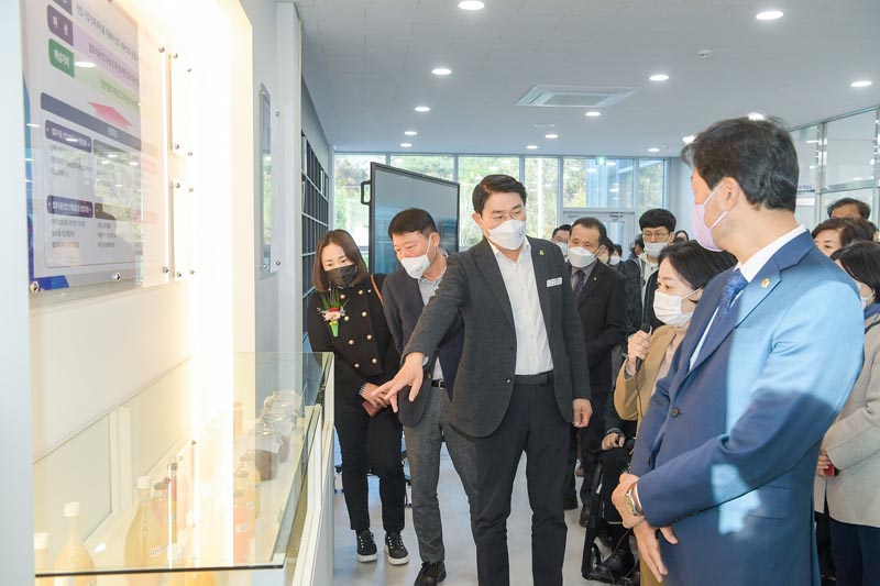 남해안권발효식품산업지원센터를 둘러보는 노관규 순천시장