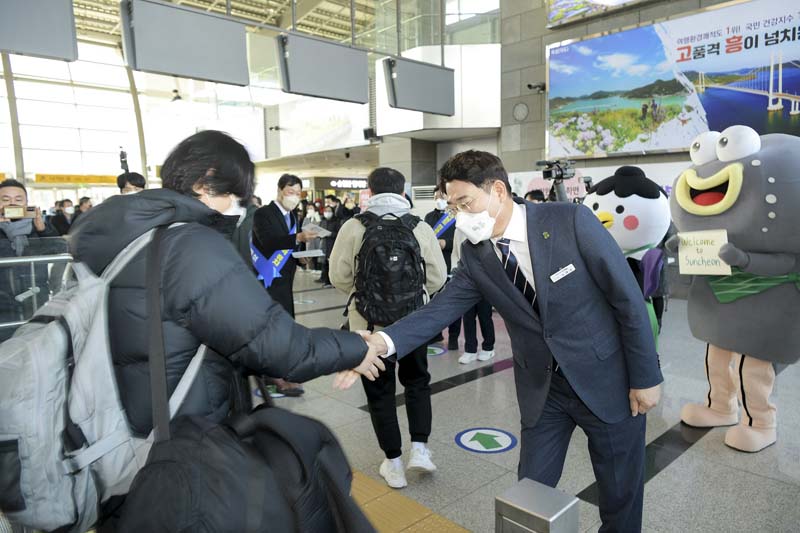 20일 순천역에서 설명절 귀성객을 반기고 있는 노관규 순천시장3