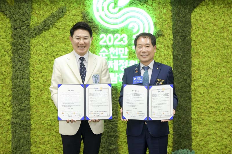 9-1 지난 24일 순천시와 국제로타리3610지구 순천로타리클럽과 치매인지기능향상을 위한 업무협약을 체결했다1(좌로부터 노관규 순천시장과 오재대 국제로타리3610지구 총재)