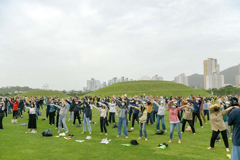 1.지난 22일 열린 시민 1억보 걷기 기부 캠페인에서 맨발걷기전 참가자들이 스트레칭을 하고 있다