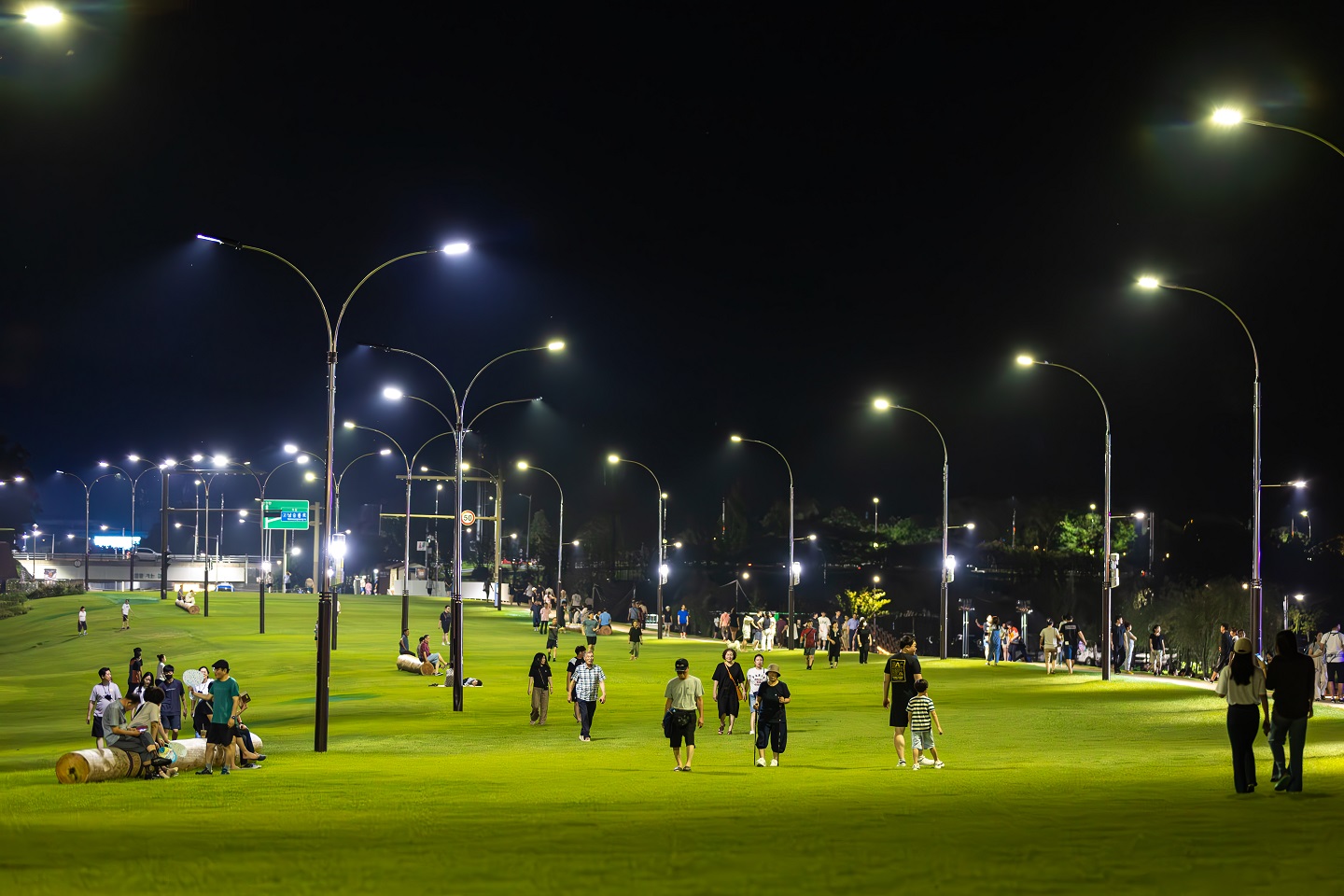 1.저녁 그린아일랜드를 산책하는 시민들.jpg 이미지입니다.