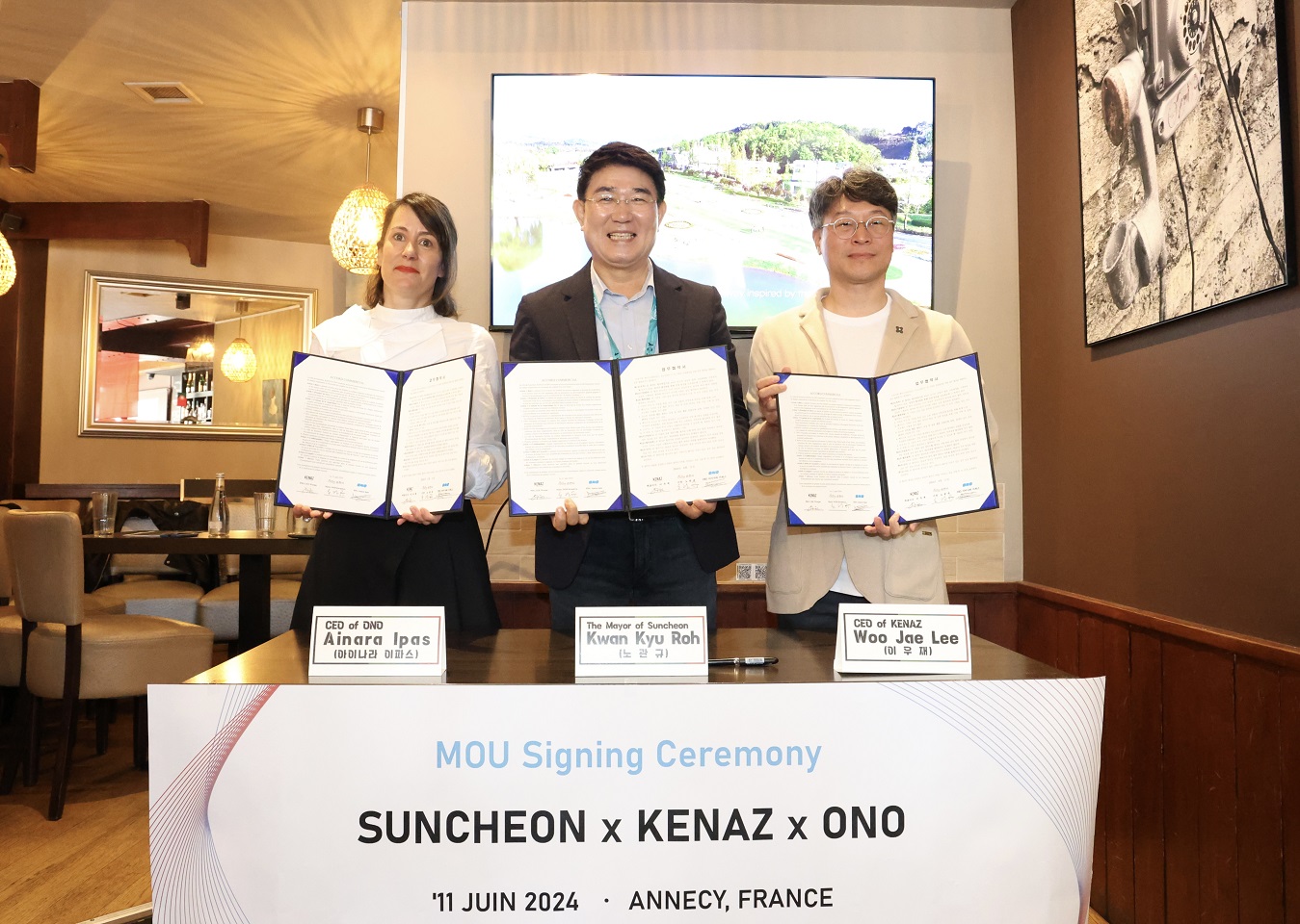 협약서 서명 후 관계자들과 기념사진을 촬영하고 있다(좌측부터 오노대표 아이나라 이파스, 순천시장 노관규, 케나즈 대표 이우재).jpg 이미지입니다.