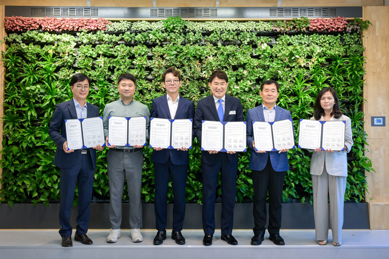 좌측부터,
미래융합교육 오춘택 대표, 와이닷츠 윤영섭 대표, 뉴로메카 박종훈 대표, 노관규 순천시장, 한국로봇산업진흥원 손웅희 원장, 로보케어 문전일 대표, 마인드로 신현미 대표