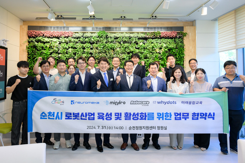 좌측부터,
미래융합교육 오춘택 대표, 와이닷츠 윤영섭 대표, 뉴로메카 박종훈 대표, 노관규 순천시장, 한국로봇산업진흥원 손웅희 원장, 로보케어 문전일 대표, 마인드로 신현미 대표