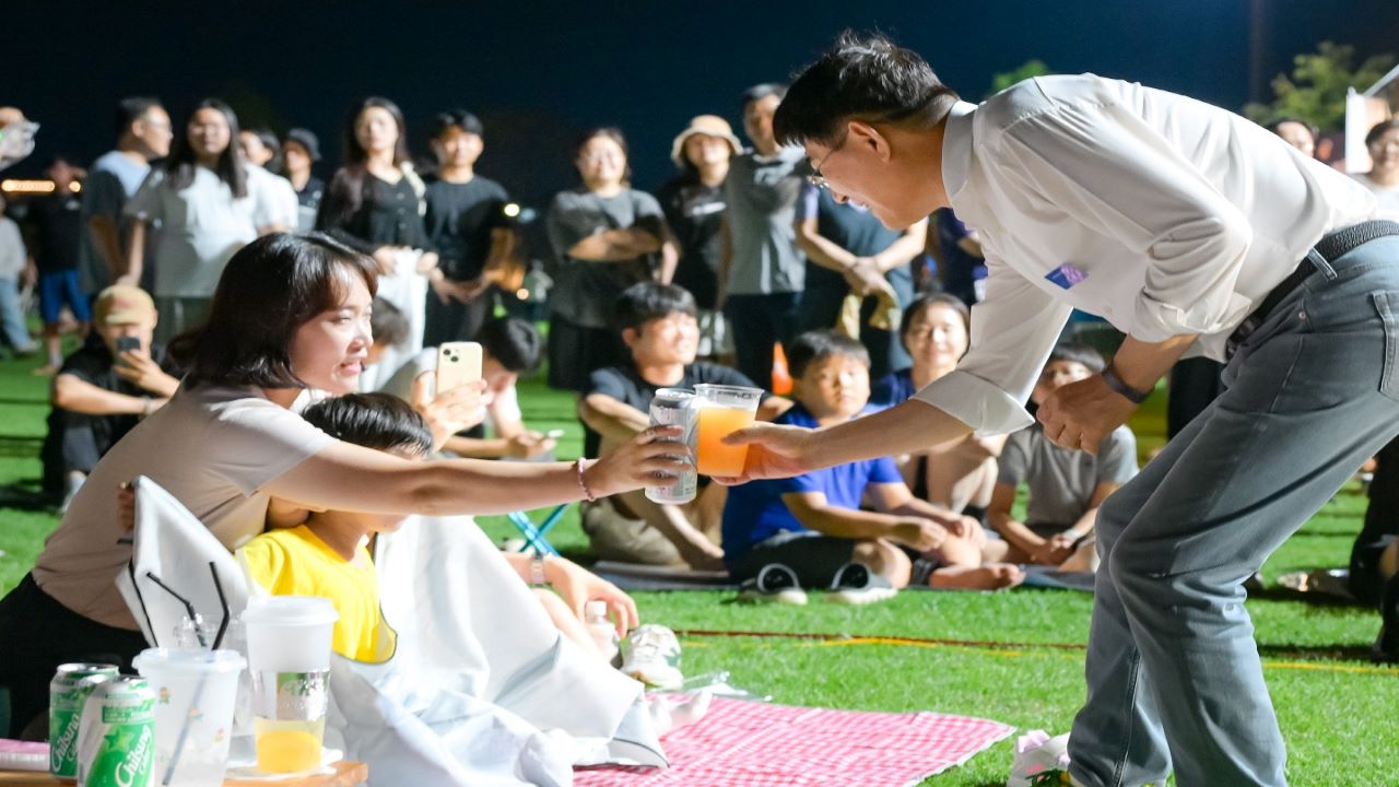 2 순천 비어페스타를 즐기는 사람들.jpg 이미지입니다.