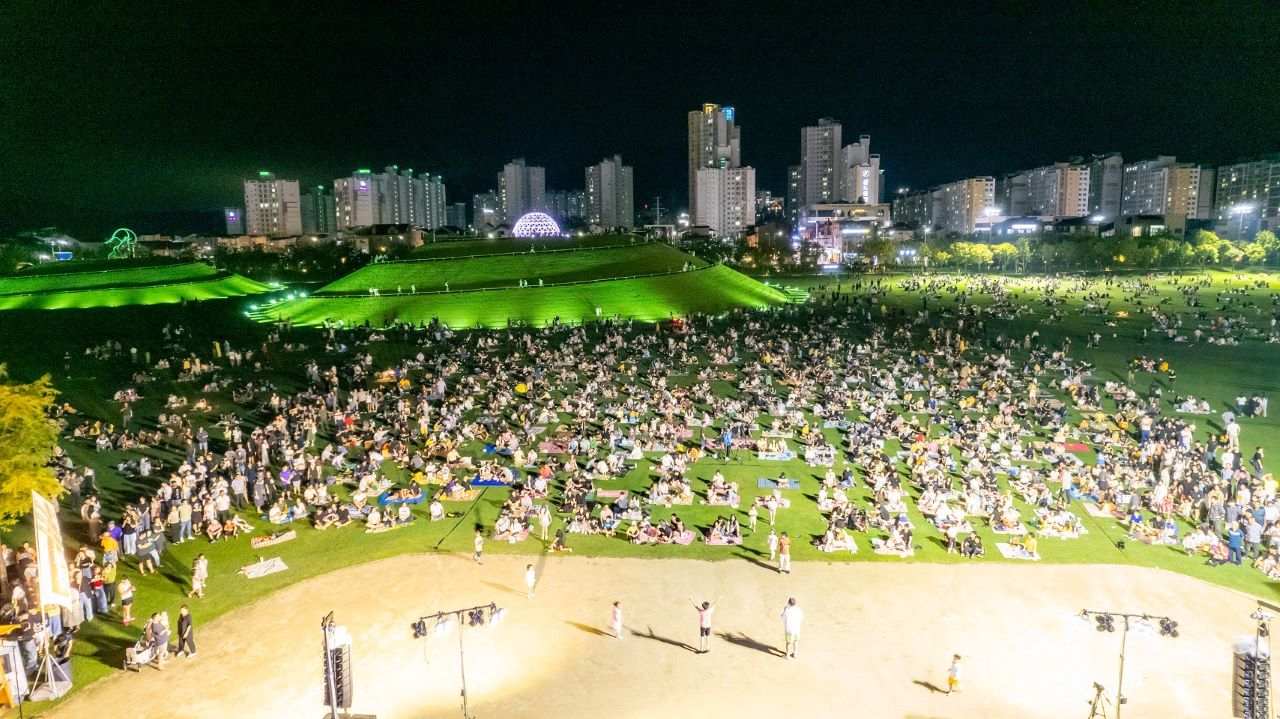 2 오천그린광장을 가득 매운 사람들(비어페스타).jpg 이미지입니다.