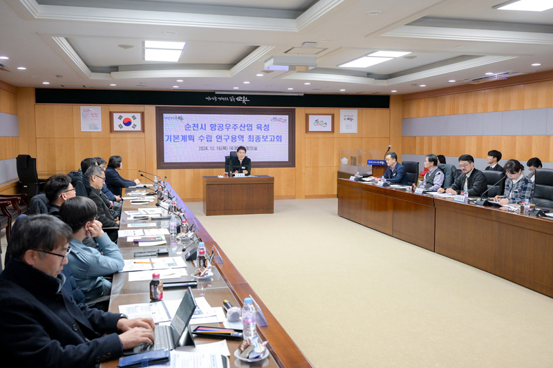 순천이노비즈클럽, 이웃사랑 성급 10백만원 기탁(노관규 순천시장 및 순천이노비즈클럽 회원 여러분분들이 2024년 나눔행사 10,000,000원 피켓을 들고 화이팅 하고 있다)