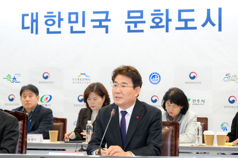 노관규 순천시장이 문화도시 지정 발표 간담회에서 순천의 비전을 소개하고 있다