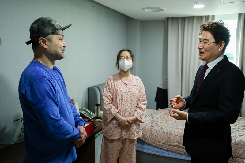 노관규 순천시장이 다섯째를 출산한 다둥이 가정에 축하 인사를 전했다