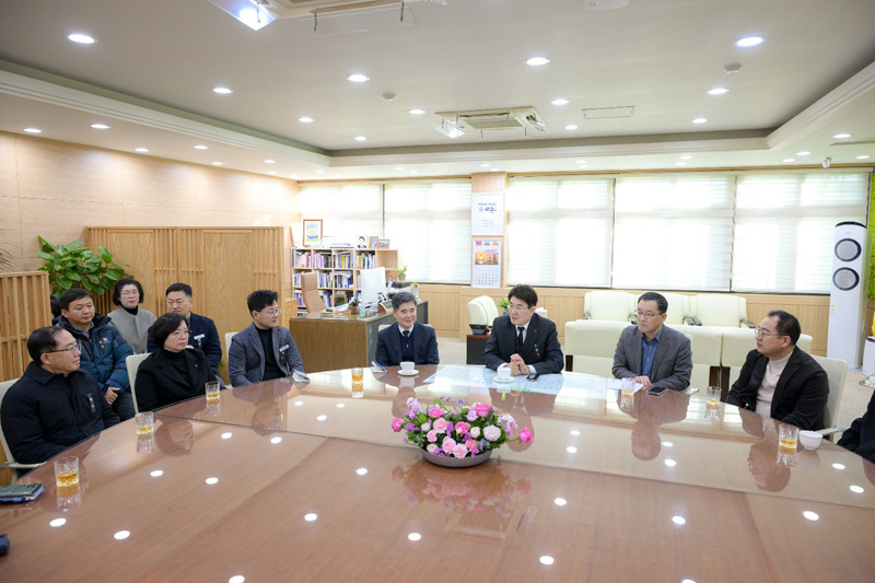 1일 순천시 간부공무원들이 현충정원 참배 후 제주항공 여객기 사고 관련 대책회의를 하고 있다