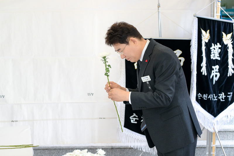 노관규 순천시장이 시청 앞에 마련된 합동분향소에서 참배를 하고 있다