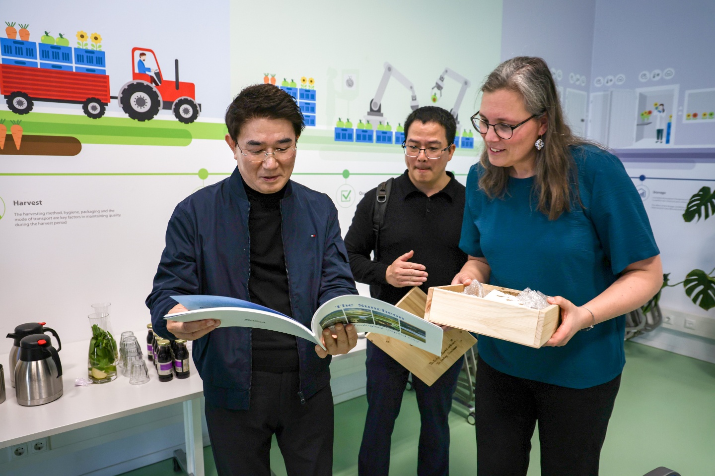 1 노관규 순천시장이 와게닝겐 대학교 관계자와 그린바이오 산업에 대해 논의하고 있다.jpg 이미지입니다.