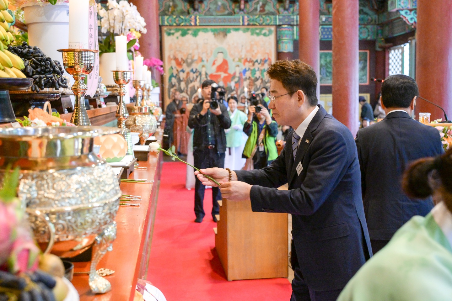 노관규 순천시장이 불기 2569년 부처님오신날인 5일 송광사를 방문해 헌화를 하고 있다.jpg 이미지입니다.