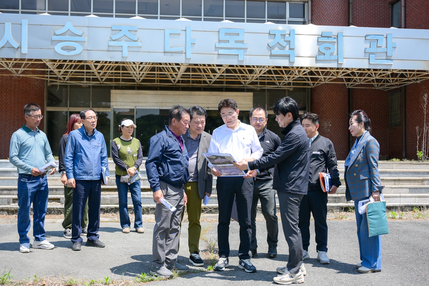 노관규 순천시장은 12일, 옛 승주군청 일원에 조성될 그린바이오산업 전진기지 부지를 직접 찾고 현장 점검에 나섰다(승주다목적회관).jpg 이미지입니다.