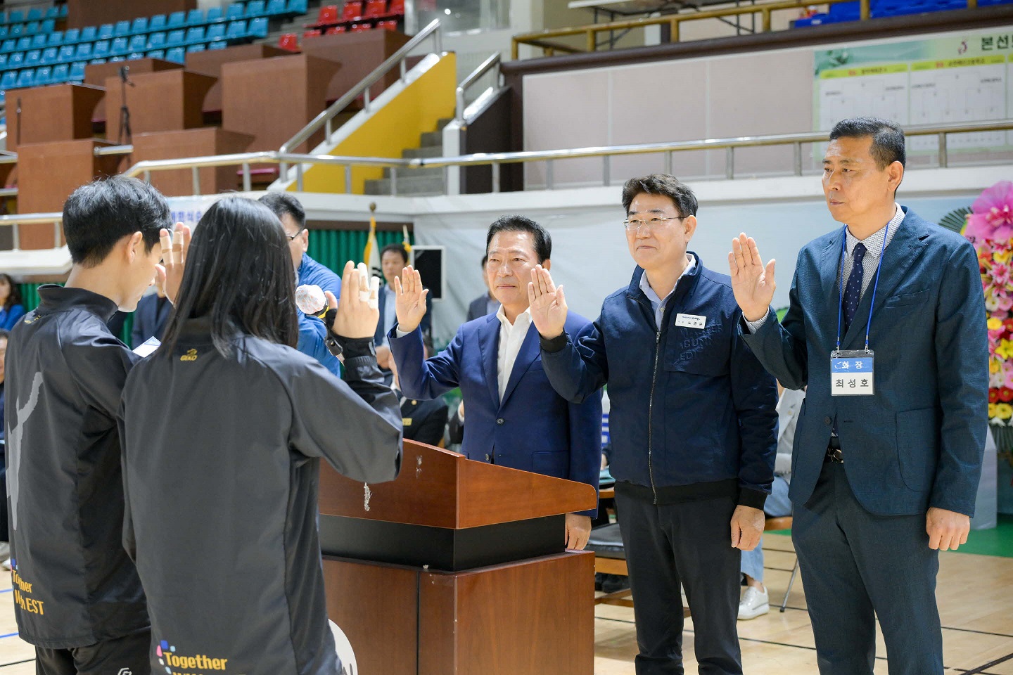 2 개회식에서 선수대표로부터 선서를 받고 있다(이상대 순천시체육회장, 노관규 순천시장, 최성호 순천시배구협회장).jpg 이미지입니다.