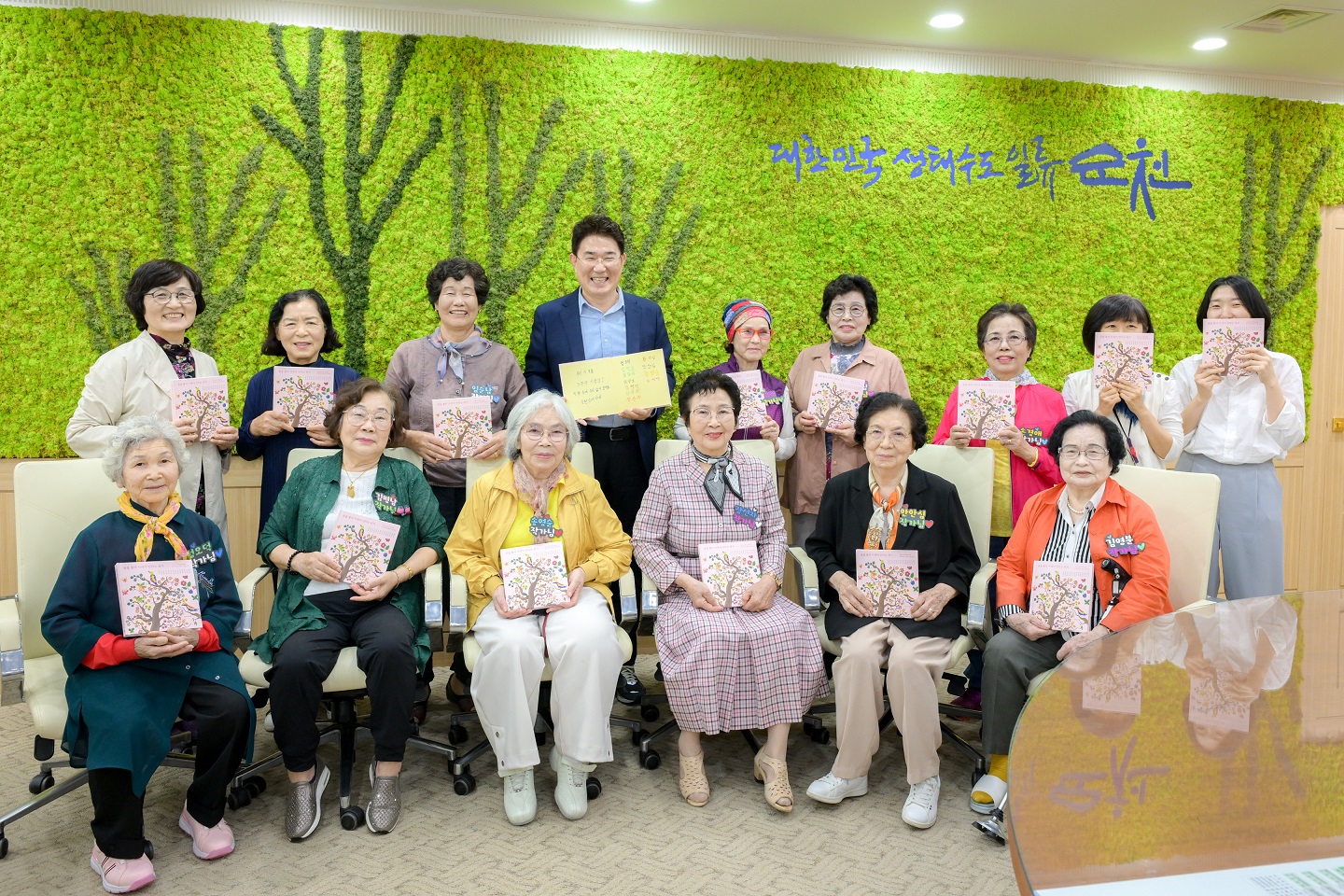 1 순천소녀시대 두 번째 책 출간 기념.jpg 이미지입니다.