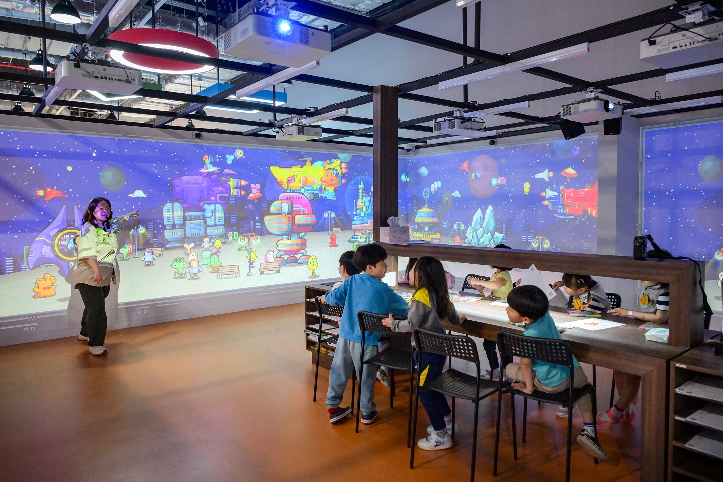 어린이체험관 _애니클럽_에서는 아이들이 색칠한 캐릭터를 스캔해 영상 속에 등장시키는 체험을 할 수 있다.jpg 이미지입니다.