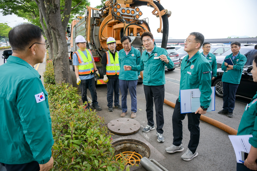 노관규 순천시장을 비롯한 시 관계자들이 중앙로에서 하수 맨홀 등을 점검하고 있다.jpg 이미지입니다.
