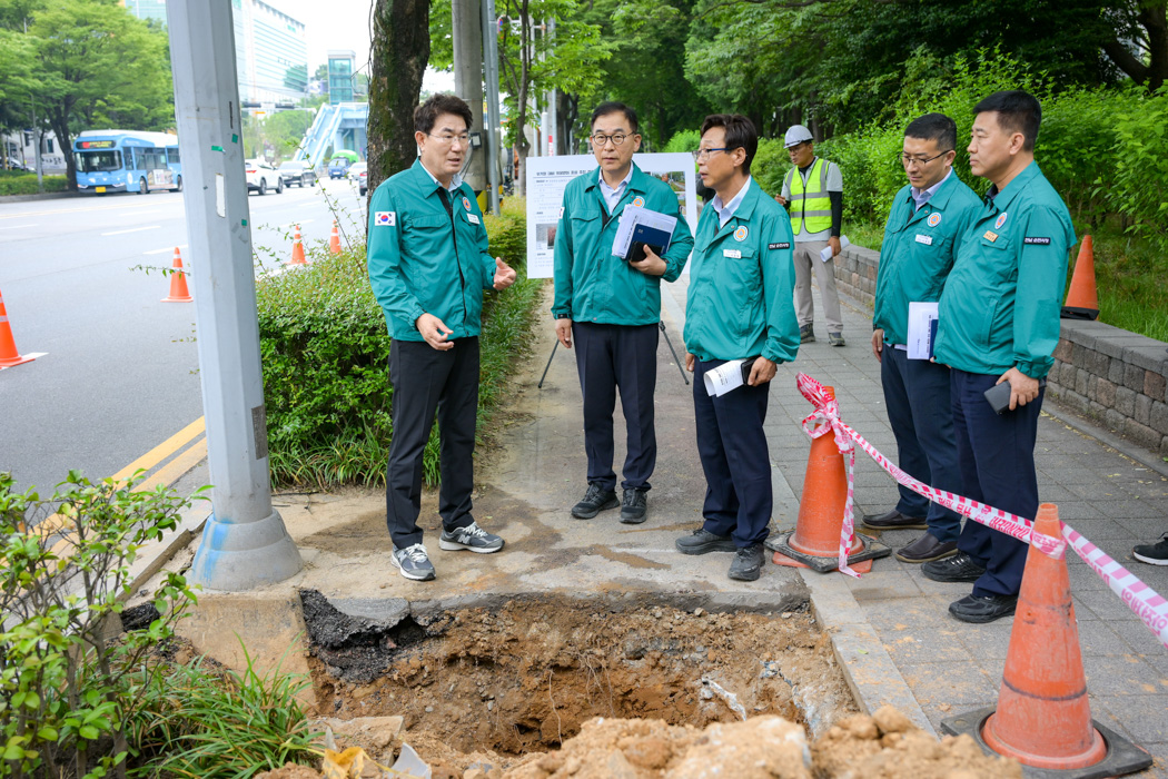 노관규 순천시장을 비롯한 시 관계자들이 지봉로에서 도로 빗물받이와 우수관로에 대한 점검을 하고있다.jpg 이미지입니다.