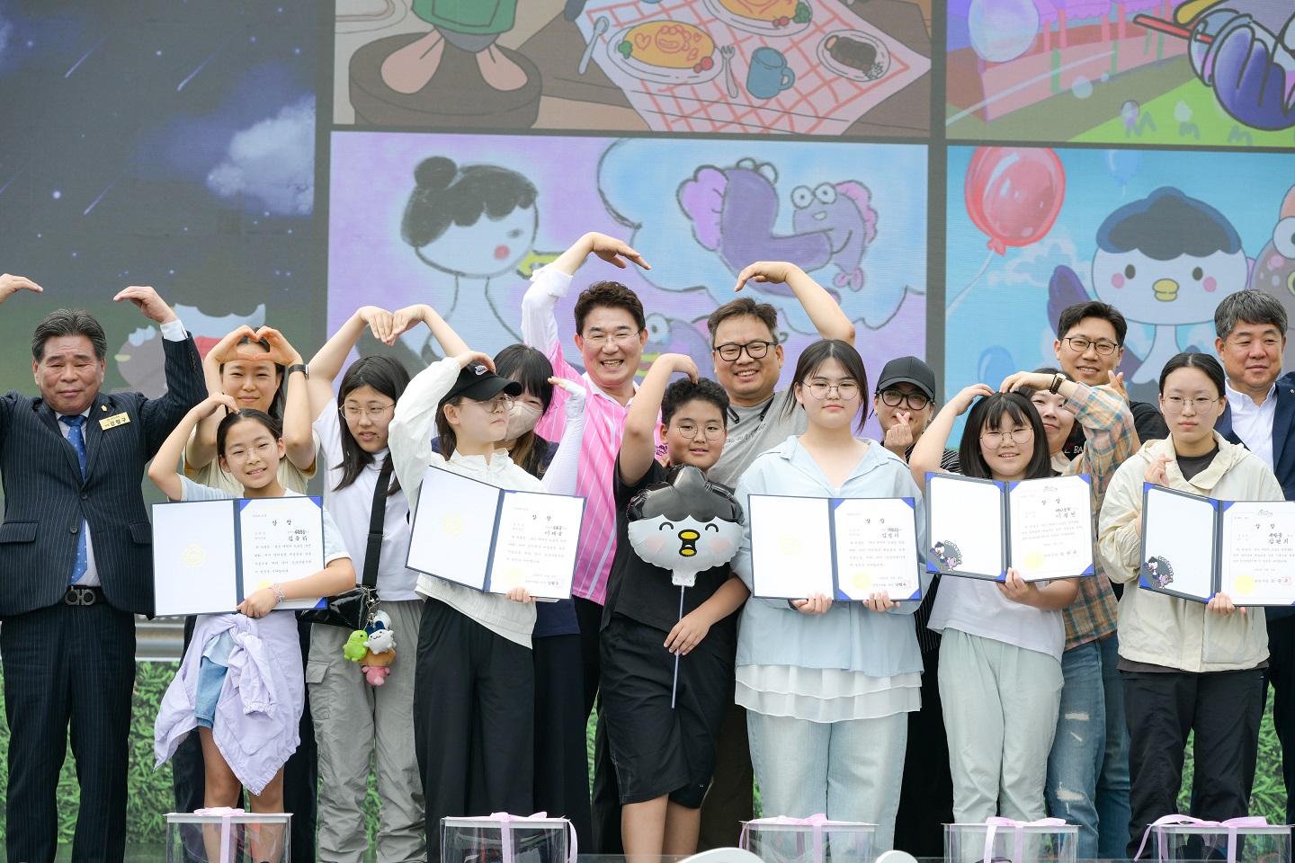 1 노관규 순천시장, 강형구 순천시의회 의장, 순천교육지원청 허동균 교육장과 수상자들, 원츠 순천 캐릭터 드로잉 경연대회 기념사진.jpg 이미지입니다.