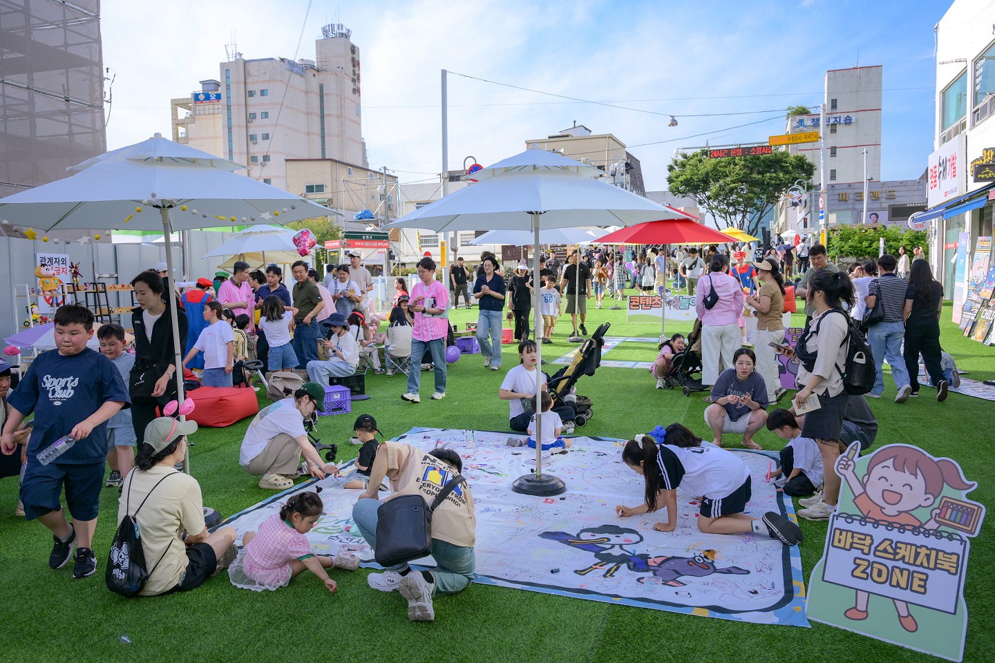 1 시민로에 잔디를 깔아 콘텐츠 놀이터 공간으로 재구성했다.jpg 이미지입니다.