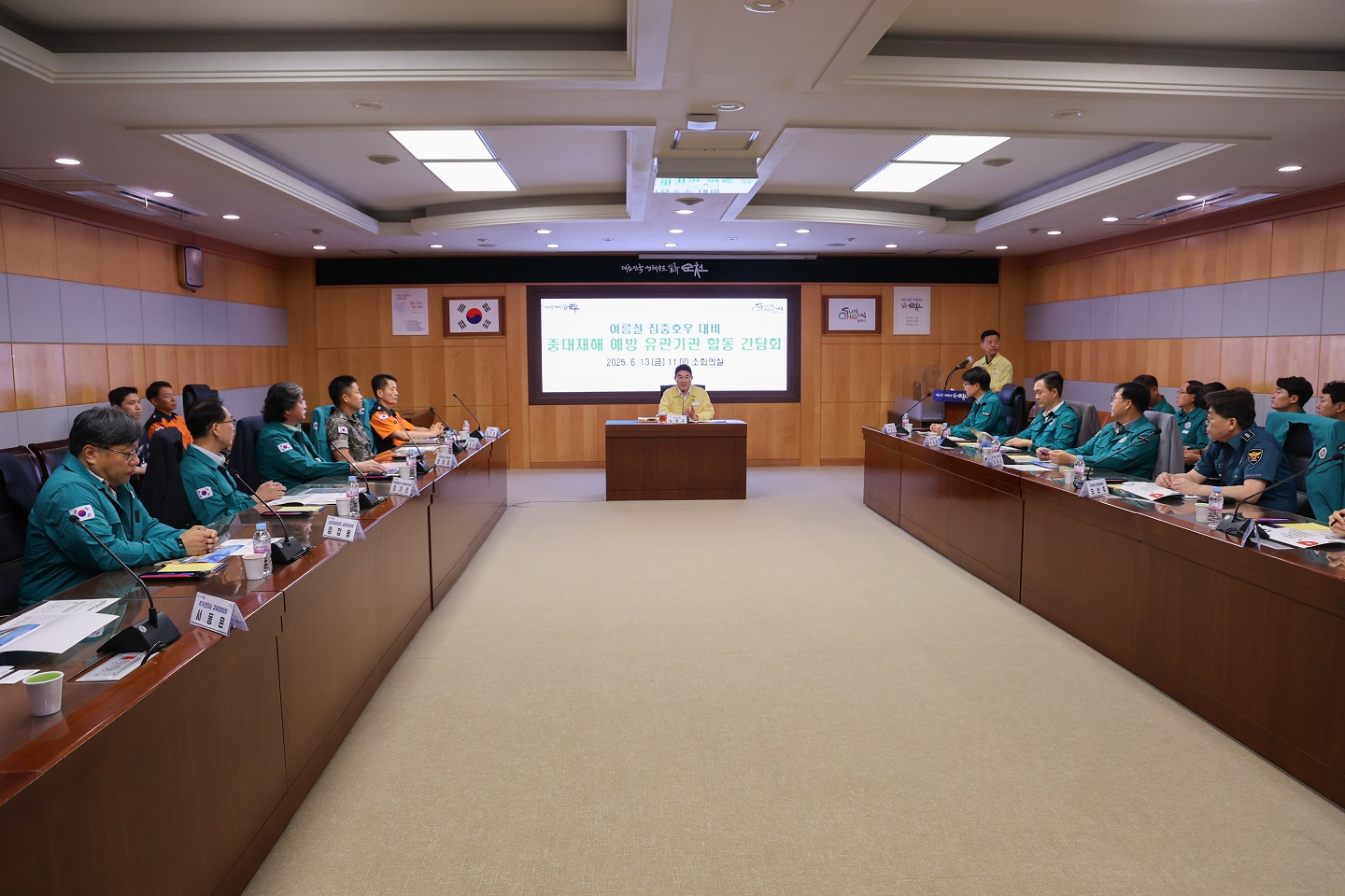 순천시(시장 노관규)는 13일 시청 소회의실에서 2025년 여름철 집중호우 대비 중대재해 예방 유관기관 합동 간담회를 개최했다.jpg 이미지입니다.