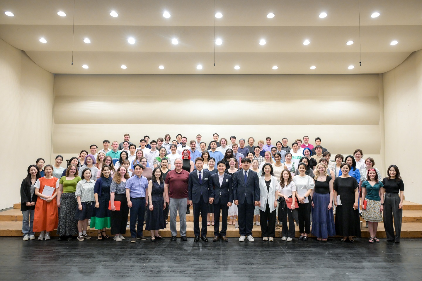 1 노관규 순천시장을 비롯해 순천시립합창단, 미국 루이빌대학교 카디널 싱어즈 합창단이 기념사진을 찍고 있다.jpg 이미지입니다.