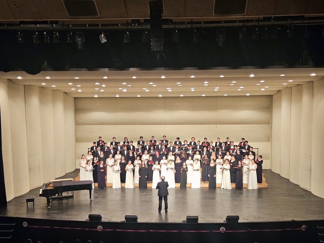 1 순천시립합창단과 미국 루이빌대학교 카디널 싱어즈 합창단의 협연 무대.jpg 이미지입니다.