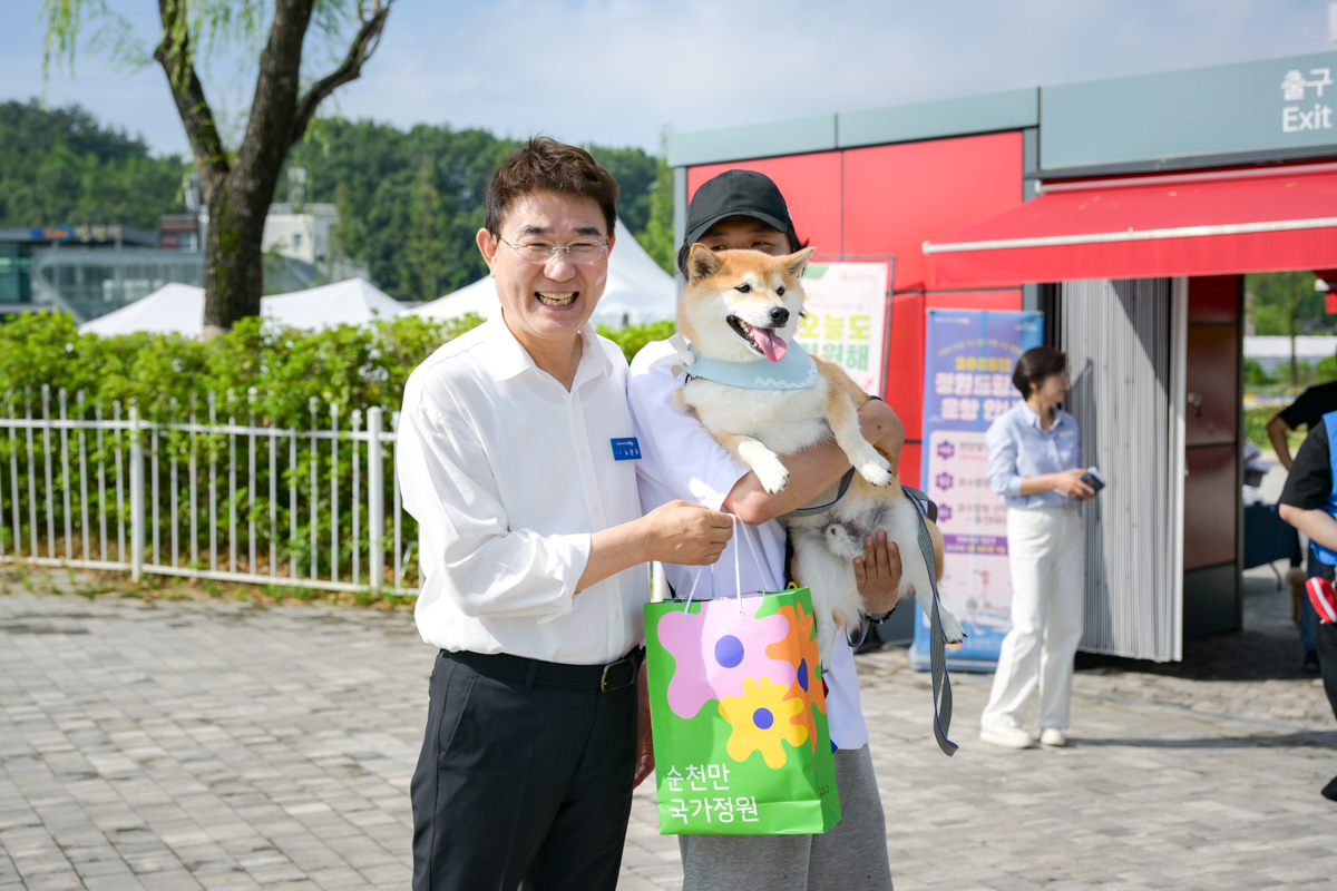 15일 노관규 순천시장을 비롯해 순천만국가정원에서 펫데이 이벤트에 참가한 반려인과 반련견이 기념사진을 찍고 있다.jpg 이미지입니다.