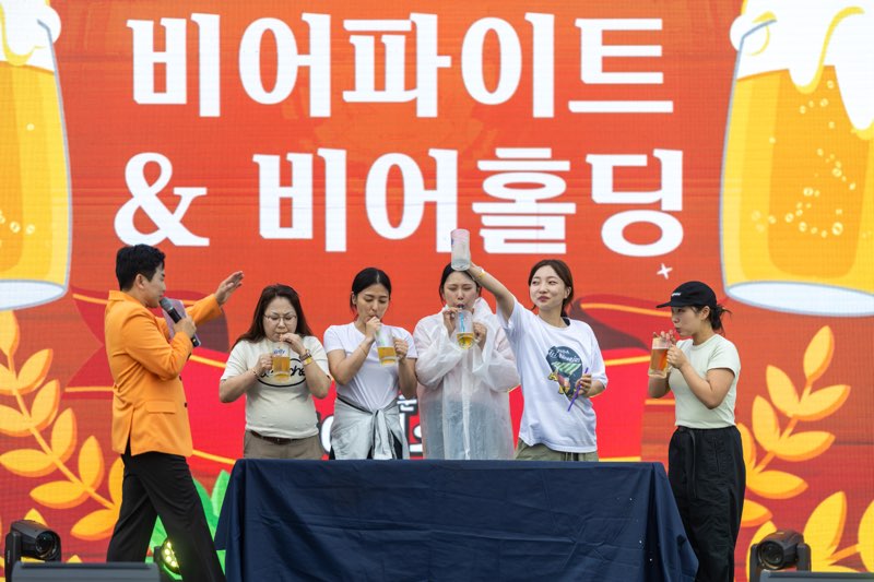 4 비어홀딩 게임에 참가한 사람들.jpg 이미지입니다.