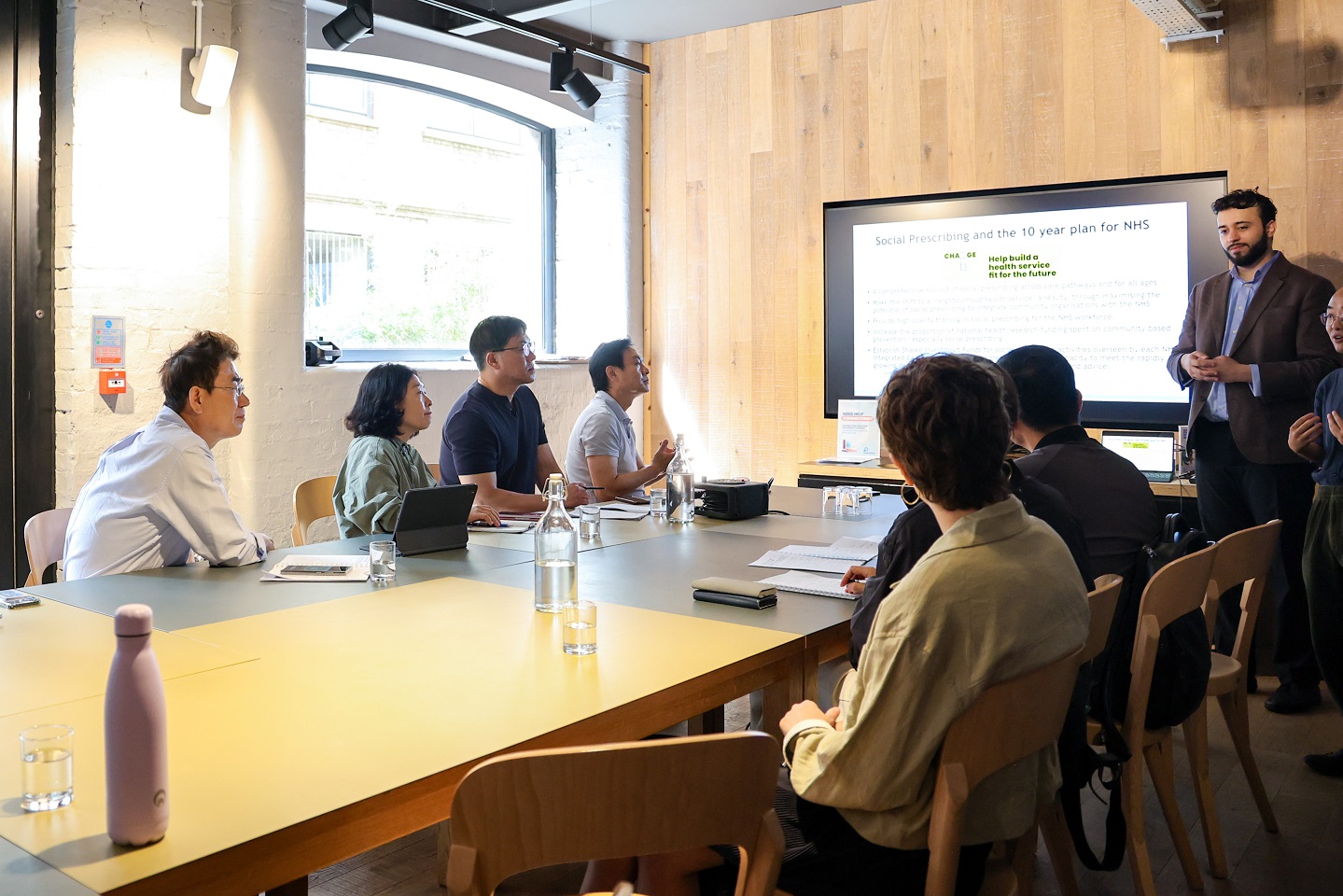노관규 순천시장을 비롯한 시관계자들이 지난 20일 NASP에서 사회적 처방과 영국 국민보건서비스에 대한 설명을 듣고 있다.jpg 이미지입니다.
