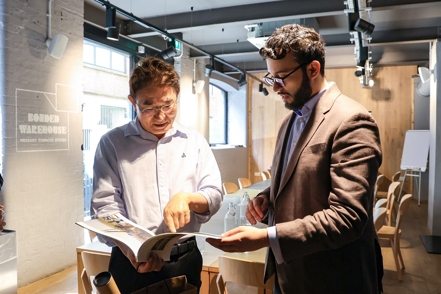 노관규 순천시장이 지난 20일 국립사회적처방아카데미(NASP)에서 NASP 관계자와 사회적 처방에 대해 이야기하고 있다.jpg 이미지입니다.