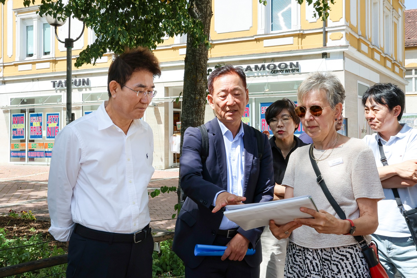 1 지난 24일 노관규 순천시장이 독일의 치유도시 바트 뵈리스호펜을 방문해 생활 속 치유 인프라에 대한 설명을 듣고 있다.jpg 이미지입니다.