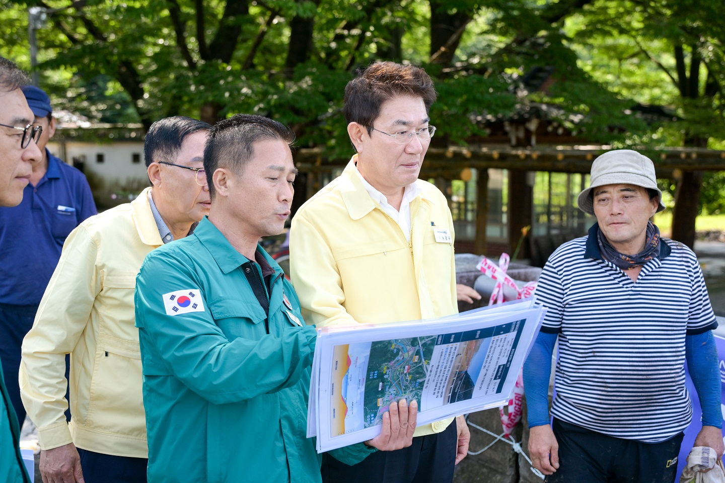 18일 노관규 순천시장이 황전천 용서교를 찾아 현장 상황을 긴급 점검하고 있다.jpg 이미지입니다.