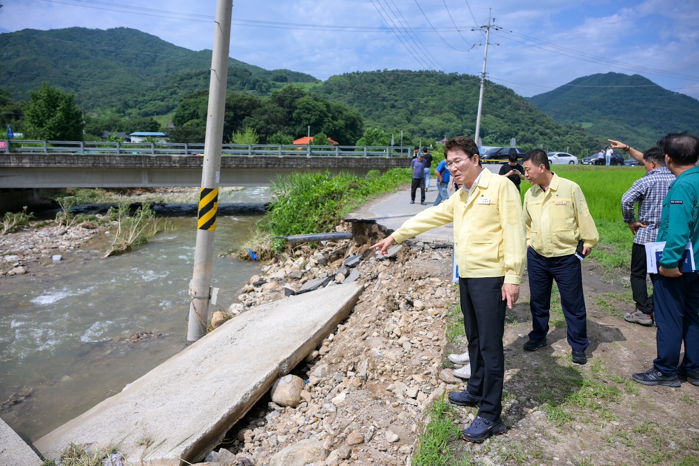 18일 노관규 순천시장이 회룡천 하천제방 유실현장을 찾아 현장 상황을 점검하고 긴급복구를 지시하고 있다.jpg 이미지입니다.