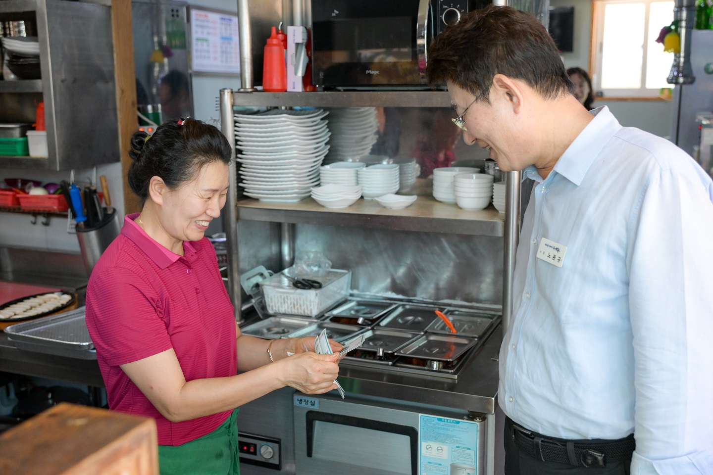 24일 노관규 순천시장이 아랫장을 방문해 점심식사 후 민생회복 소비쿠폰으로 결제를 하고 있다.jpg 이미지입니다.