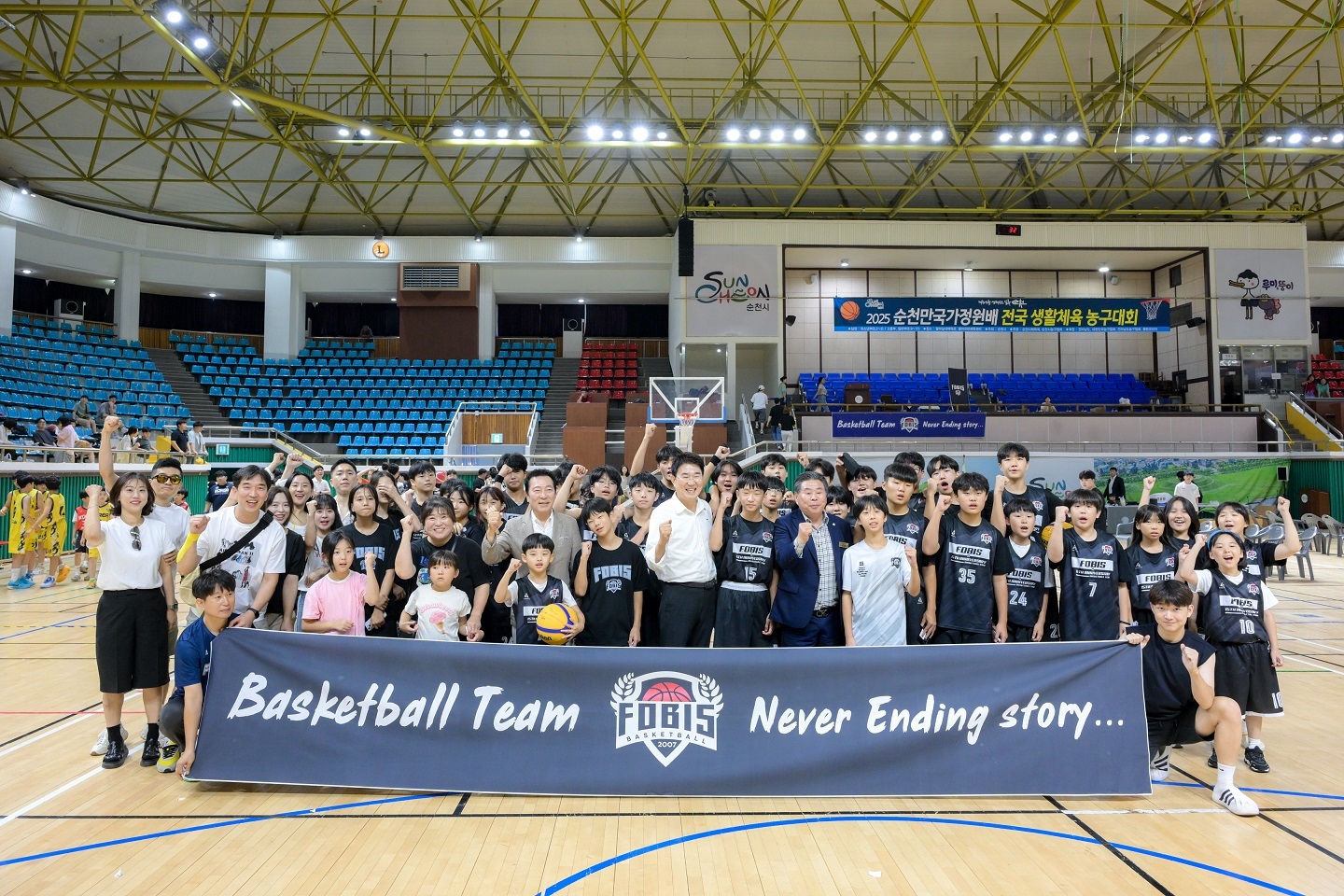 2 지난 2일 순천시장 노관규가 대회 참가 선수단 및 관계자들과 기념촬영을 하고 있다.jpg 이미지입니다.