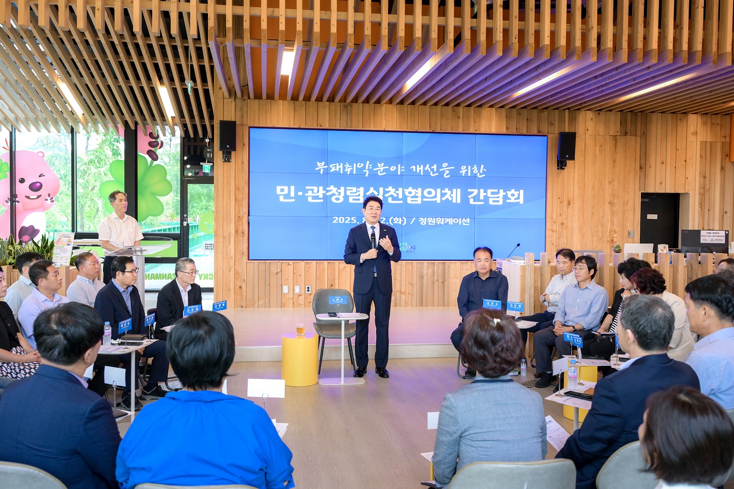 1 12일 정원워케이션에서 노관규 순천시장이 부패취약분야 개선을 위한 민관청렴실천협의체 간담회에 참석해 인사말씀을 하고 있다.jpg 이미지입니다.