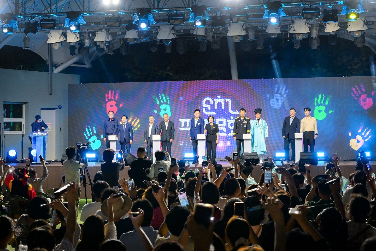 3 지난 15일 청소년수련관에서 열린 팔마문화제 개막식에서 노관규 순천시장 유관기관장 시민대표가 함께 청렴 퍼포먼스를 하고 있다.jpg 이미지입니다.