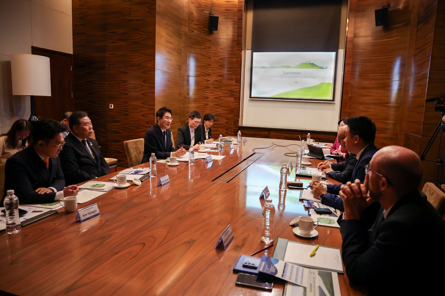 19일 노관규 순천시장이 중국 다롄에서 레온즈 에더 국제대학스포츠연맹(FISU) 회장을 만나 순천시의 2035년 세계유니버시아드대회 개최 의향을 설명하고 있다.jpg 이미지입니다.