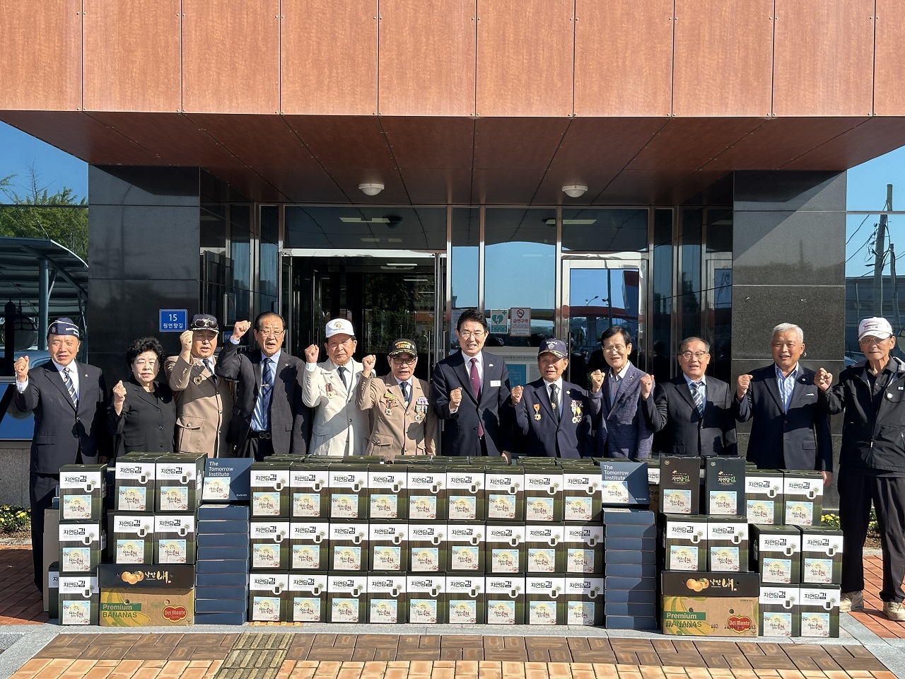 4 지난 1일 노관규 순천시장이 순천시 보훈복지회관을 방문해 나라를 위해 헌신한 보훈대상자에게 감사의 뜻을 표하고 기념사진을 촬영했다.jpg 이미지입니다.