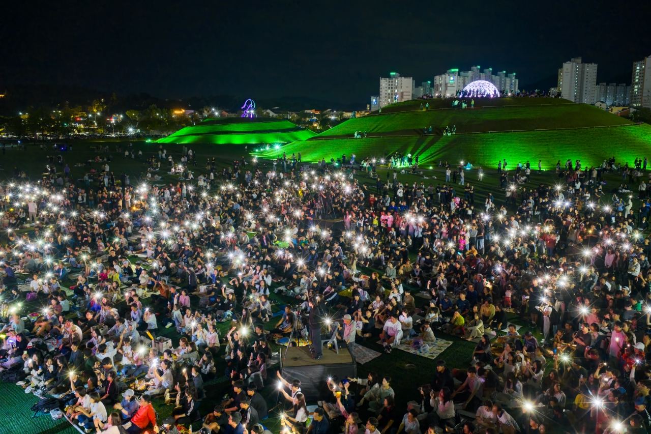 지난 8일 추석 연휴 오천그린광장에서 시민들이