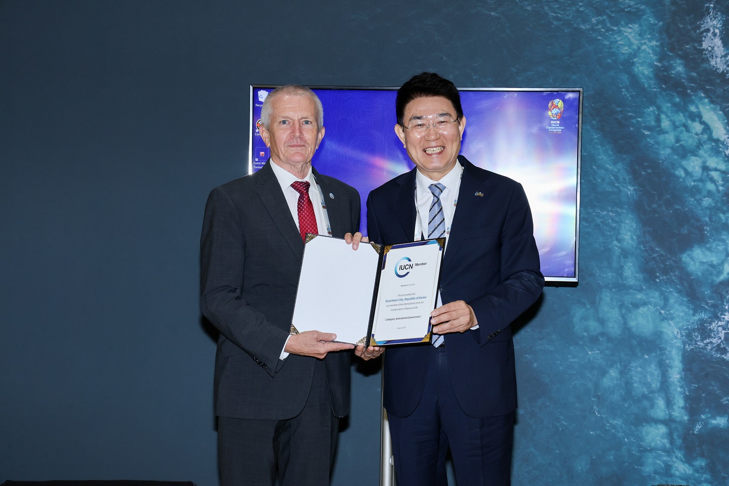 지난 9일 아랍에미리트 아부다비에서 스튜어트 매기니스(Stewart Maginnis) IUCN 부사무총장이 노관규 순천시장에게 IUCN 가입증서를 전달하고 있다.jpg 이미지입니다.