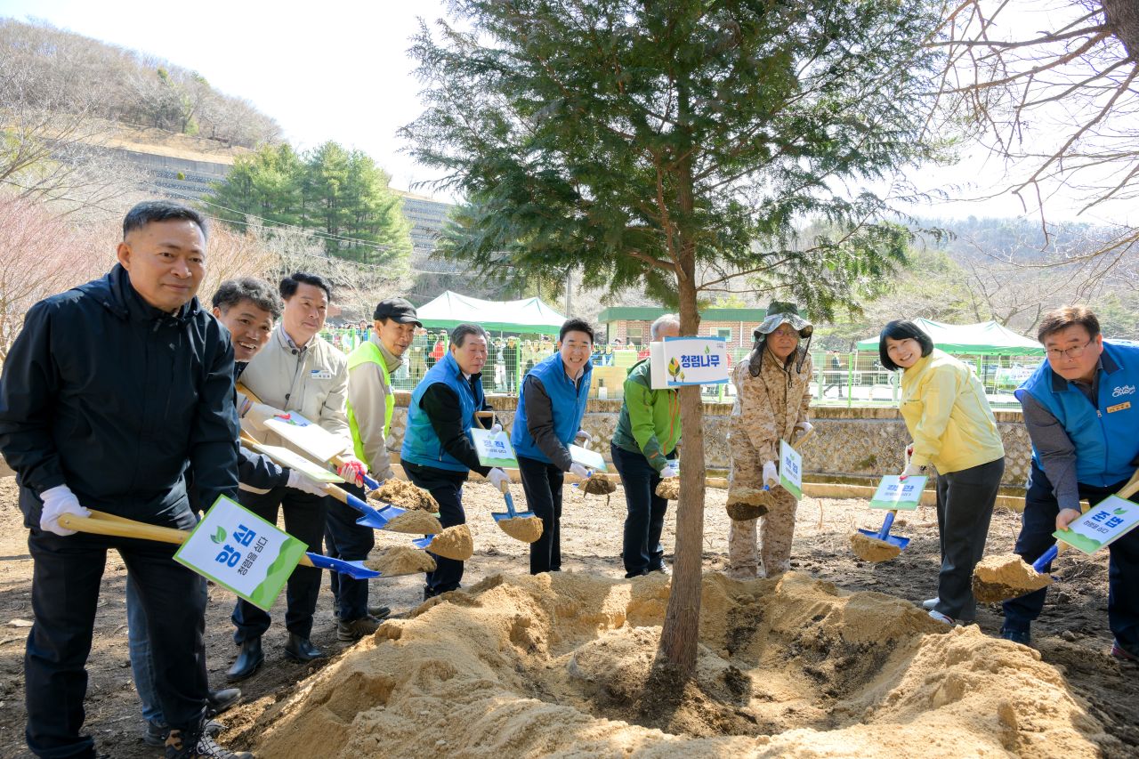 1 3월 20일 순천시립공원묘지 인근에서 노관규 시장을 비롯한 관계자들이 청렴 나무심기 행사를 진행하고 있다.JPG 이미지입니다.